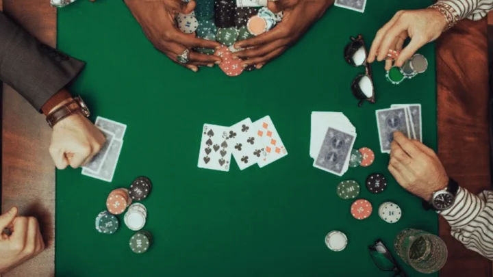 5 Card Poker Regeln & Strategien: So Funktioniert Das Klassische Pokerspiel