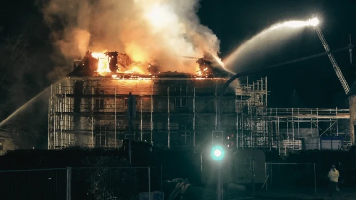 Großbrand Auf Schloss Hardenberg: Einsturzgefahr Nach Nächtlichem Feuer