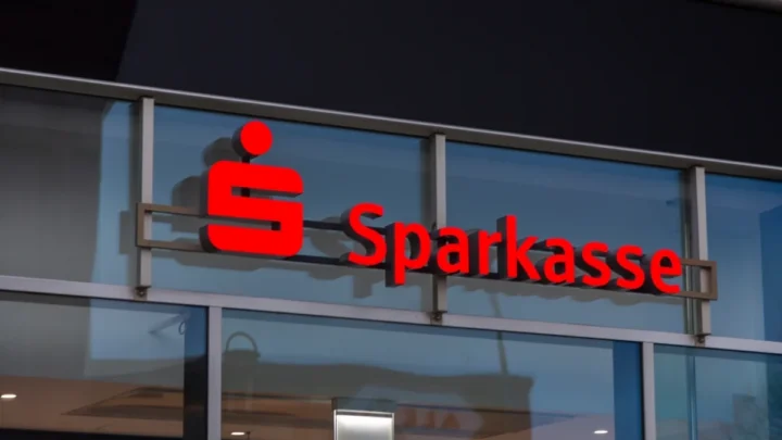 Sparkassen-Kundin stellt ihr Sparbuch infrage, da Broker höhere Zinsen bieten