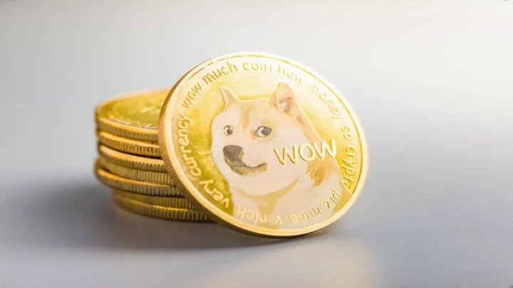 Dogecoin-Kurs fällt unter langfristige Unterstützung, während technische Signale bärisch bleiben