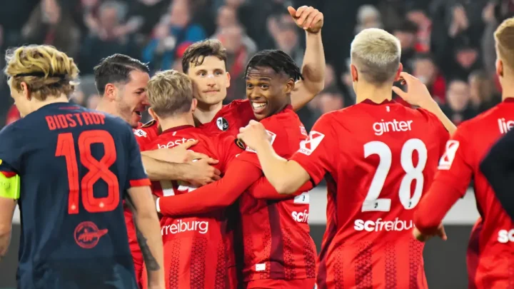 Lange Überzahl Genutzt: Freiburg Bleibt Durch Sieg Gegen Salzburg Oben Dran