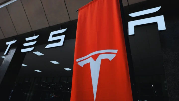 Tesla Aktie: Ist der Hype Vorbei? Experten Warnen vor Deutlicher Überbewertung