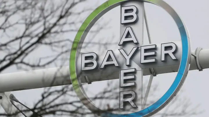 Bayer unter Beobachtung: Warum Fitch den Ausblick auf negativ gesetzt hat