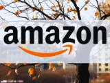 Amazon Aktienkurs Chart mit moderater Performance über ein Jahr, Hintergrund mit AWS- und KI-Symbolen, März 2025 bis März 2026