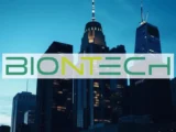 BioNTech Aktie Kursverlauf mit Lungenkrebs-Zellen und Kongress-Symbol – Darstellung der Onkologie-Pipeline und klinischen Daten 2026