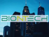 BioNTech-Aktienkurs-Chart mit leichten Verlusten am 24. März 2026, Hintergrund mit mRNA-Molekülen und Lungenkrebs-Forschung, Symbol für Führungswechsel
