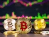 Bitcoin Kurs fällt unter 67000 USD mit rotem Chart und Krypto Crash Analyse