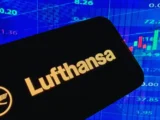 Swiss Flugzeug auf dem Weg nach Delhi mit Lufthansa-Logo und Karte des Nahen Ostens im Hintergrund – Symbol für Auswirkungen des Krieges auf den Flugverkehr 2026
