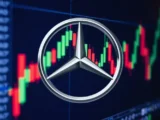 Mercedes-Benz Aktie Kursverlauf mit Premium-Fahrzeugen im Hintergrund – Symbol für Luxusstrategie und Elektrifizierung 2026