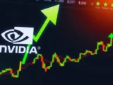 NVIDIA-Aktie Kursentwicklung am 27. März 2026 mit fallendem Chart und Börsensaal im Hintergrund