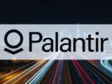 Palantir-Aktienkurs-Chart mit moderaten Abgaben am 24. März 2026, Hintergrund mit britischem Parlament und FCA-Symbol, Symbol für KI-Vertrag und politische Kritik