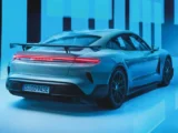 Porsche-Aktie Kursverlauf mit leichter Erholung und Hintergrund des Volkswagen-Logos – Symbol für die aktuelle Entwicklung der Porsche SE Holding im März 2026