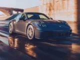 Porsche vz-Aktienkurs-Chart mit leichtem Anstieg am 25. März 2026, Hintergrund mit Sportwagen und Porsche-Logo, Symbol für positive Tendenz