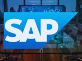 SAP-Aktie Kurschart mit starkem Abwärtstrend und rotem Hintergrund – Symbol für die aktuelle Talfahrt der SAP-Aktie im März 2026