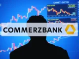 Commerzbank Zentrale in Frankfurt mit Logo und Aktienkurs-Chart