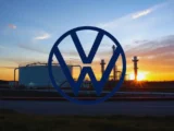Volkswagen-Aktienkurs-Chart mit leichtem Anstieg am 25. März 2026, Hintergrund mit Iron Dome Raketenabwehrsystem und Werk Osnabrück