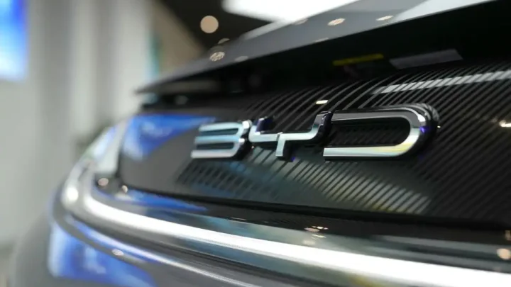 CATL vs BYD – Welcher Tesla-Konkurrent bietet 2026 mehr Investment-Potenzial?