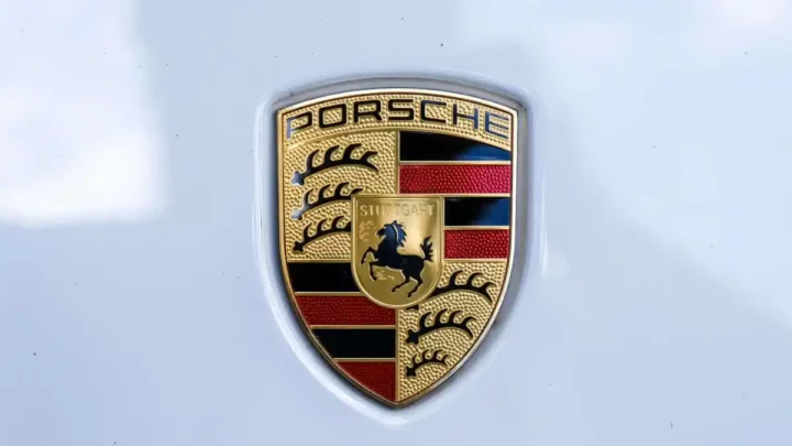 Porsche Aktie fällt auf Rekordtief: Gründe, Prognosen und Chancen