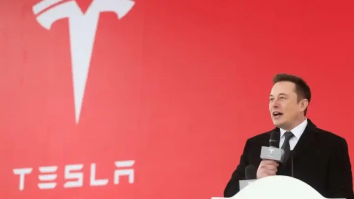 Tesla vs. BYD: Elon Musk reagiert auf BYDs Absatzrückgang und was das für den EV-Markt bedeutet