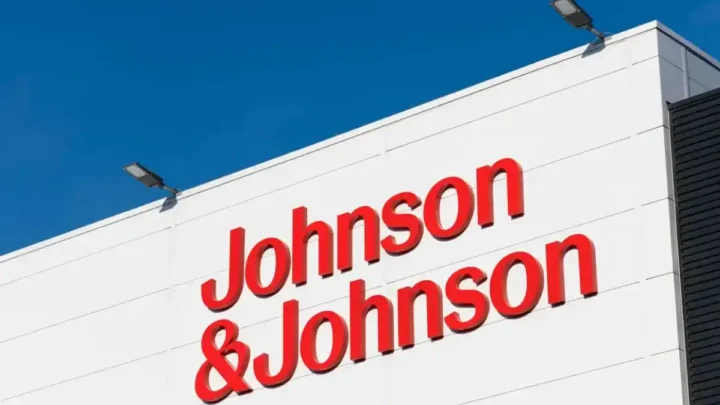 Johnson & Johnson erzielt Doppelerfolg: Neue Augenlinse zugelassen und vielversprechende Krebsforschung stärkt Anlegervertrauen