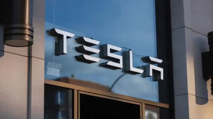 Tesla-Aktie an einem technischen Wendepunkt: Warum die 200-Tage-Linie jetzt entscheidend ist