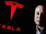 Tesla Cybercab fährt autonom auf der Straße – Robotaxi-Technologie und FSD im Fokus 2026