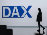 DAX-Chart mit fallendem Kurs und Symbolen für den Iran-Konflikt sowie die Straße von Hormus – Darstellung der geopolitischen Unsicherheit am deutschen Aktienmarkt