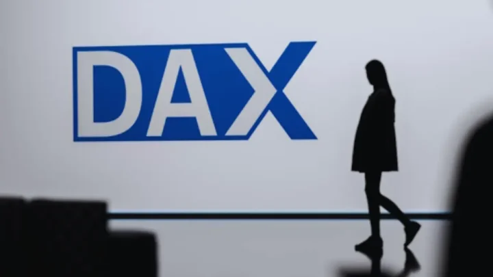 DAX dreht ins Minus: Trump-Rede zum Iran-Konflikt bringt frische Unsicherheit – Straße von Hormus bleibt zentraler Risikofaktor