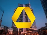Commerzbank Aktie Chart 2026 mit MACD Long-Signal, steigender Kurs und Logo der Bank vor dem Hintergrund des Übernahmekampfs mit UniCredit
