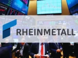 Rheinmetall Aktie Kursentwicklung mit steigendem Chart und militärischem Hintergrund im Sonnenuntergang