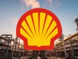 Shell Logo vor Ölplattform mit steigender Aktienkursentwicklung