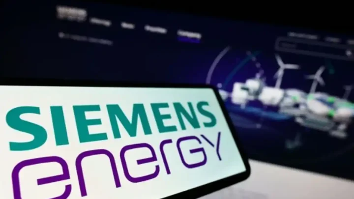 Siemens Energy-Aktie steigt und hält sich nahe Rekordhochs.