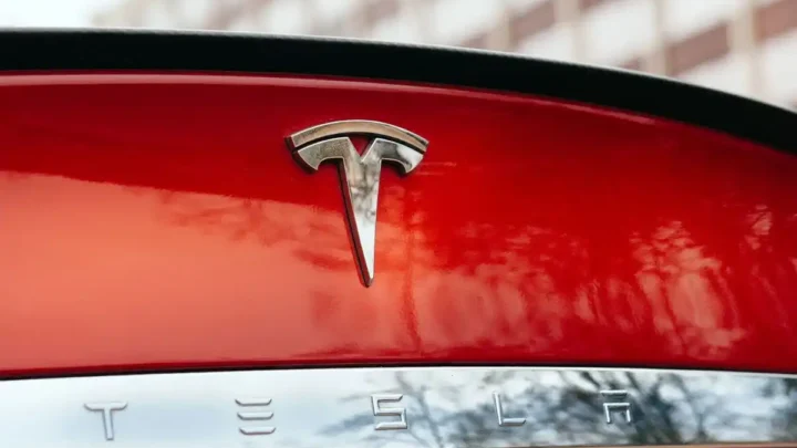 Tesla Aktie unter Druck: Warum steigende Kosten und KI-Investitionen die Anleger spalten