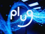 Plug Power Aktie mit steigender Kurskurve, Wasserstoff-Elektrolyseur und grünem Energie-Hintergrund