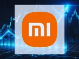 Xiaomi SU7 Elektroauto und Xiaomi-Logo mit fallendem Aktienchart, Hintergrund in Rot und Grau, April 2026