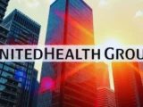 UnitedHealth-Aktie mit stark steigendem Kurs am 7. April 2026, grüner Aufwärtspfeil und medizinische Symbole wie Stethoskop im Hintergrund