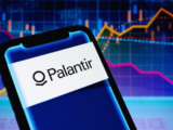 Palantir Aktie 2026 mit Analyse zu KI-Wachstum, NHS-Debatte in Großbritannien und US-Verteidigungsaufträgen