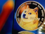 Dogecoin Kurs-Chart mit Prognose-Linie bis 2040, DOGE-Logo und Aufwärtspfeil im Hintergrund