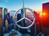 Mercedes-Benz Luxuslimousine auf der Straße mit DAX-Chart im Hintergrund – Symbol für aktuelle Aktienentwicklung 2026