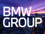 BMW Fahrzeuge auf moderner Straße mit Fokus auf Elektromobilität und Premiumstrategie im globalen Automarkt