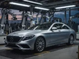 Mercedes-Benz Group Aktie mit China und Europa Absatz Symbolen