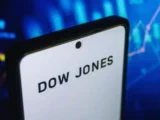 Wall Street Handelsraum mit fallendem Dow Jones und steigenden Technologieaktien im Nasdaq