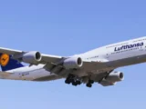 Lufthansa Aktie Chart mit fallender Tendenz durch Pilotenstreik April 2026, Flugzeug am Flughafen und Streiksymbole als Hinweis auf Tarifkonflikt
