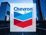 Chevron Aktie Chart mit steigendem Kurs durch Ölpreis-Anstieg April 2026, Logo des Ölkonzerns und Symbol für Ölplattform sowie Straße von Hormuz