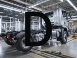 Daimler Truck Aktie Chart mit fallendem Kurs April 2026, Lkw der Marke Mercedes-Benz und Symbol für Nordamerika-Markt