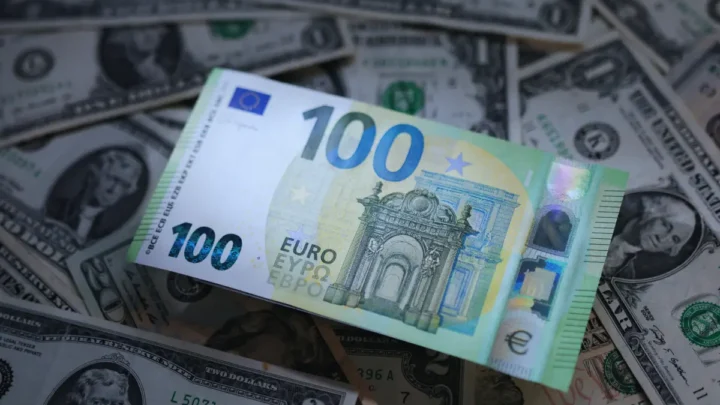 Dollarkurs bei 1,1786 USD: Euro schwächt sich leicht ab – Was Anleger jetzt wissen sollten