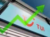 TUI Kreuzfahrtschiff und Hotel als Symbol für Touristik-Geschäft