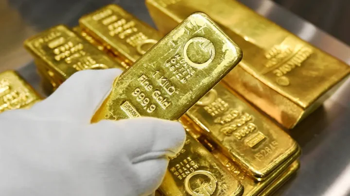 Goldpreis springt Richtung Rekordniveau: Warum das Edelmetall jetzt wieder als sicherer Hafen dominiert und wie weit der Anstieg noch gehen kann