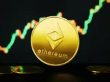 Ethereum Logo mit Smart Contracts und Blockchain-Symbolen