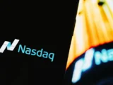 NASDAQ 100 Chart April 2026 mit steigender Linie, grüne Kerzen zeigen Gewinne bei Tech-Aktien wie AMD und AppLovin am 16. April.